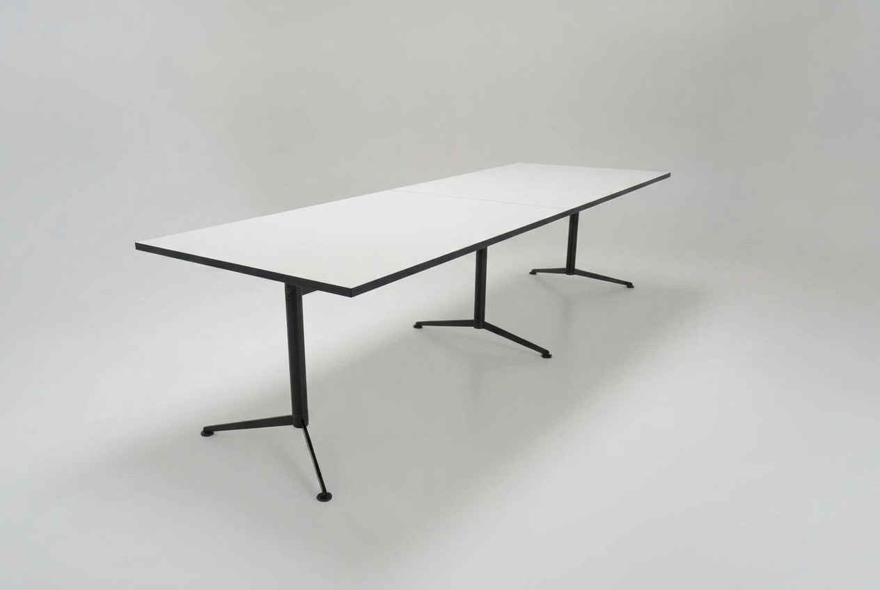 Paustian Spinal konferencebord 280x90 cm i hvid laminat med krom stel set fra skrå vinkel